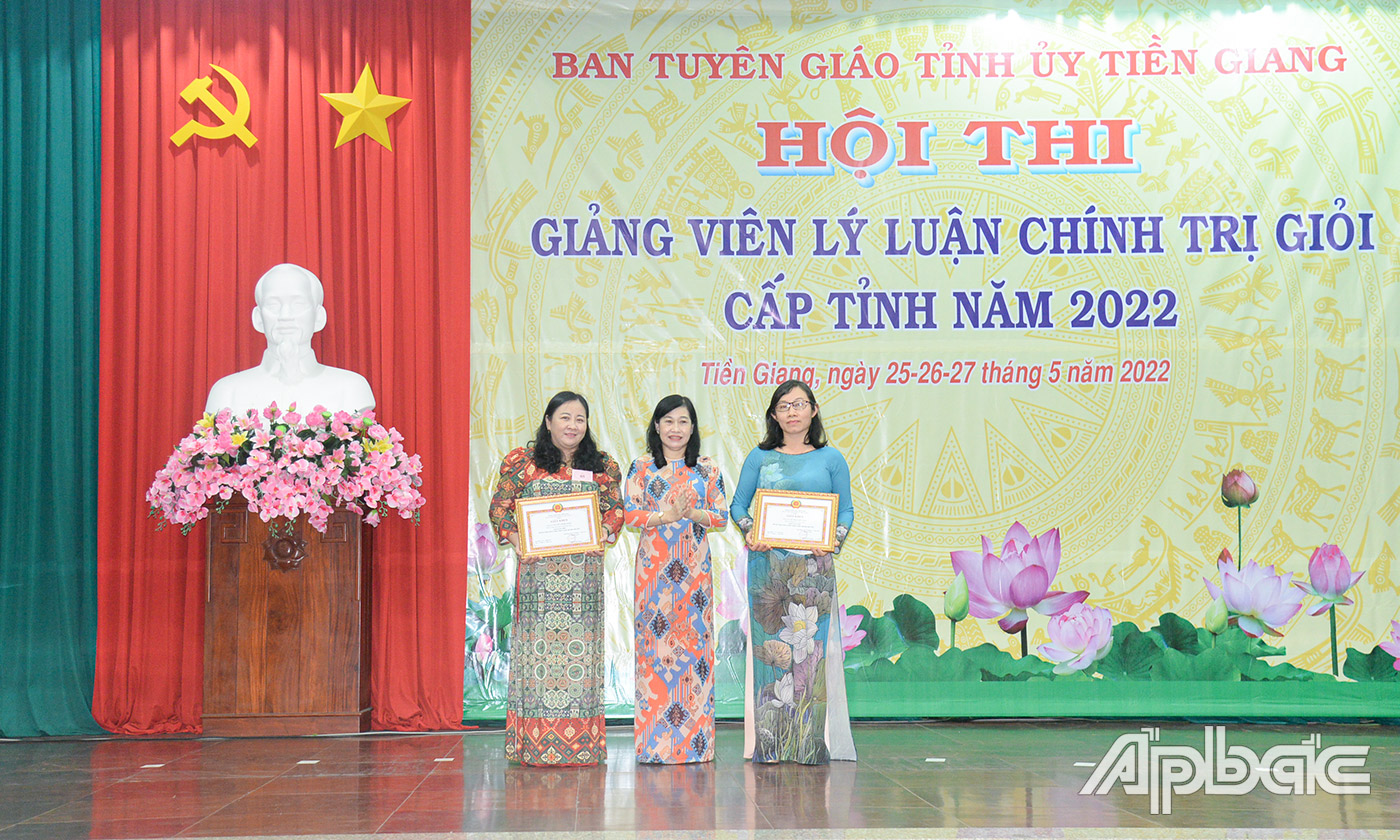 Đồng chí Châu Thị Mỹ Phương trao giải cho 2 thí sinh đạt giải Nhì Hội thi.