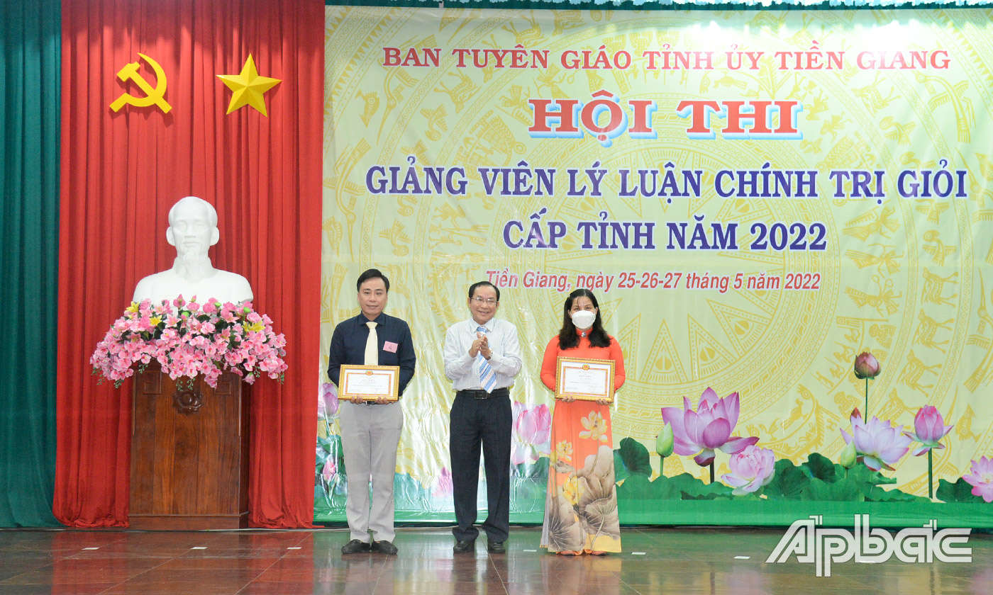 Ban Tổ chức Hội thi trao giải Ba cho 2 thí sinh ở bảng A và bảng B.