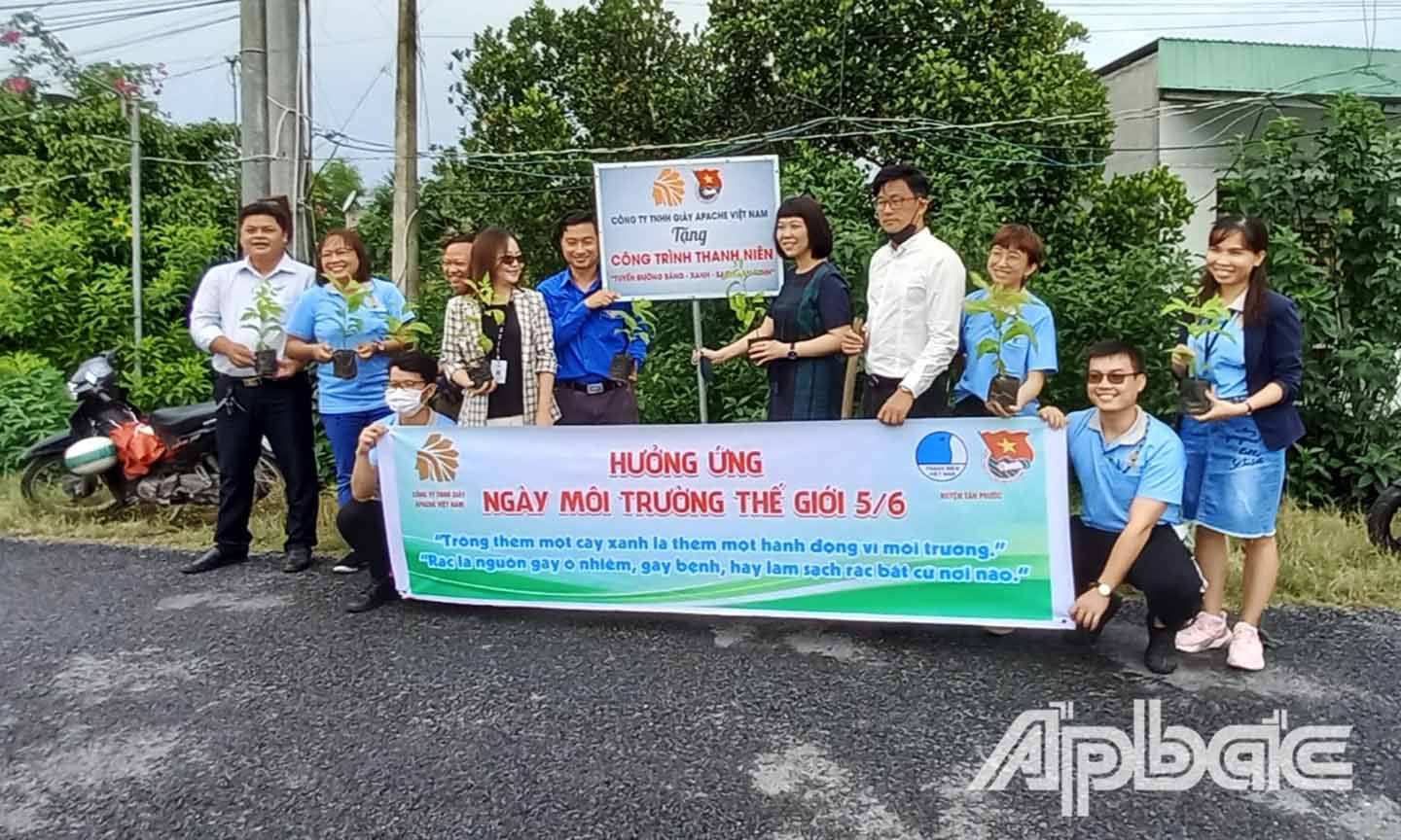 Công ty TNHH sản xuất giày Apache tặng Đoàn thanh niên xã Tân Lập 1 công trình tuyến đường Thanh niên 