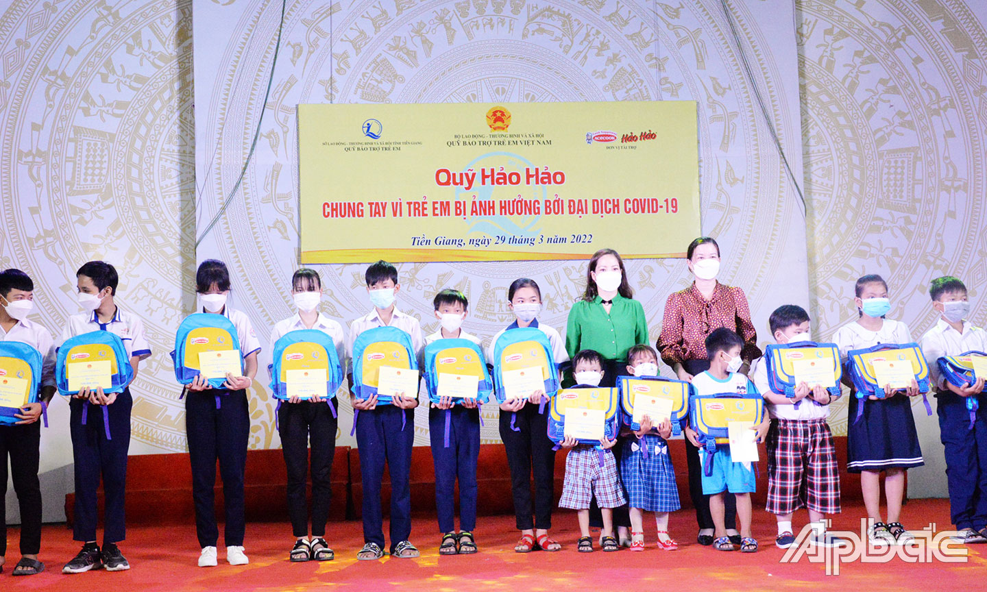 Đồng chí Nguyễn Thị Mỹ Nương và bà Nguyễn Thị Hiền, Phó Giám đốc Quỹ Bảo trợ trẻ em Việt Nam trao quà cho trẻ mồ côi do ảnh hưởng của dịch Covid-19 trên địa bàn tỉnh.