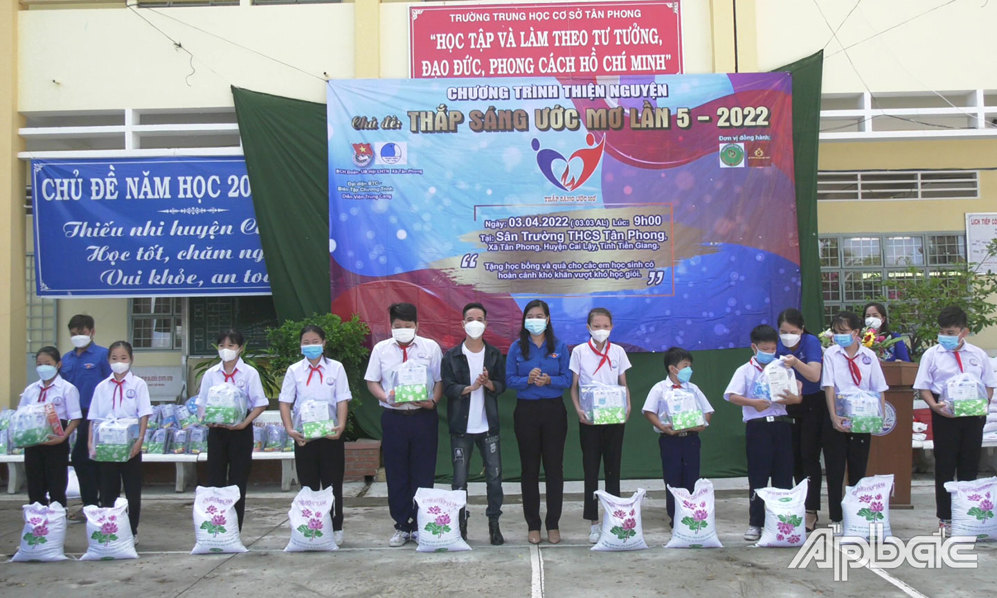 Trao quà cho học sinh có hoàn cảnh khó khăn tại Trường Tiểu học Tân Phong.