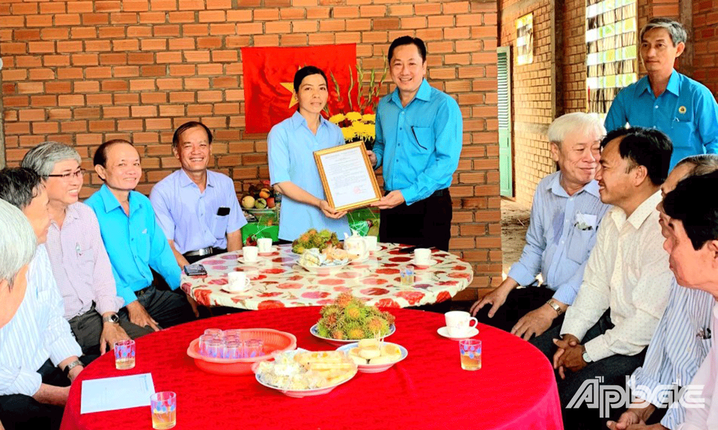 Chủ tịch Công đoàn ngành Giáo dục tỉnh Tiền Giang Lưu Nhơn Đức trao quyết định bàn giao nhà cho Cô Phan Thị Oanh 