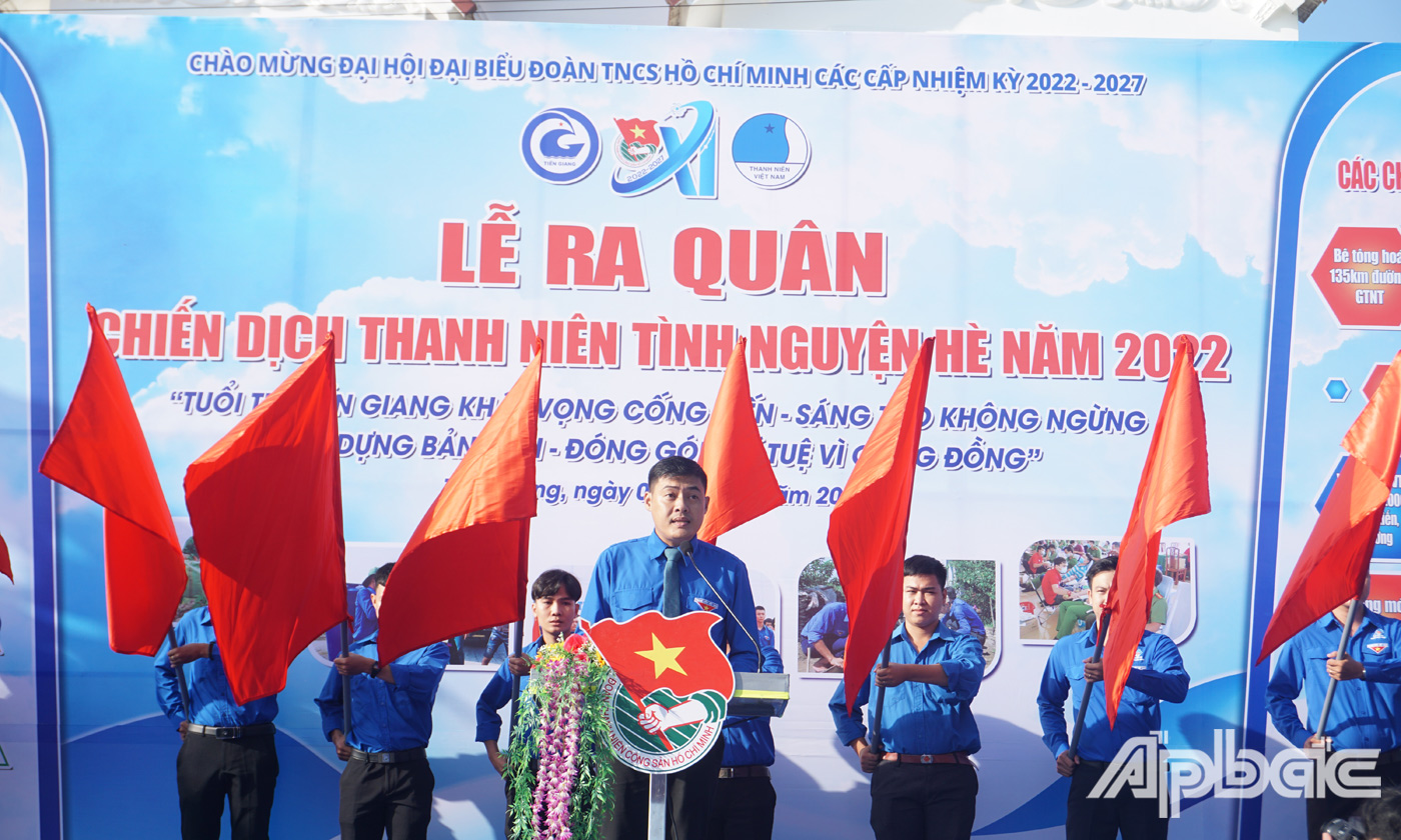 Bí thư Tỉnh Đoàn Nguyễn Quang Minh phát biểu phát động ra quân Chiến dịch Thanh niên tình nguyện hè năm 2022.