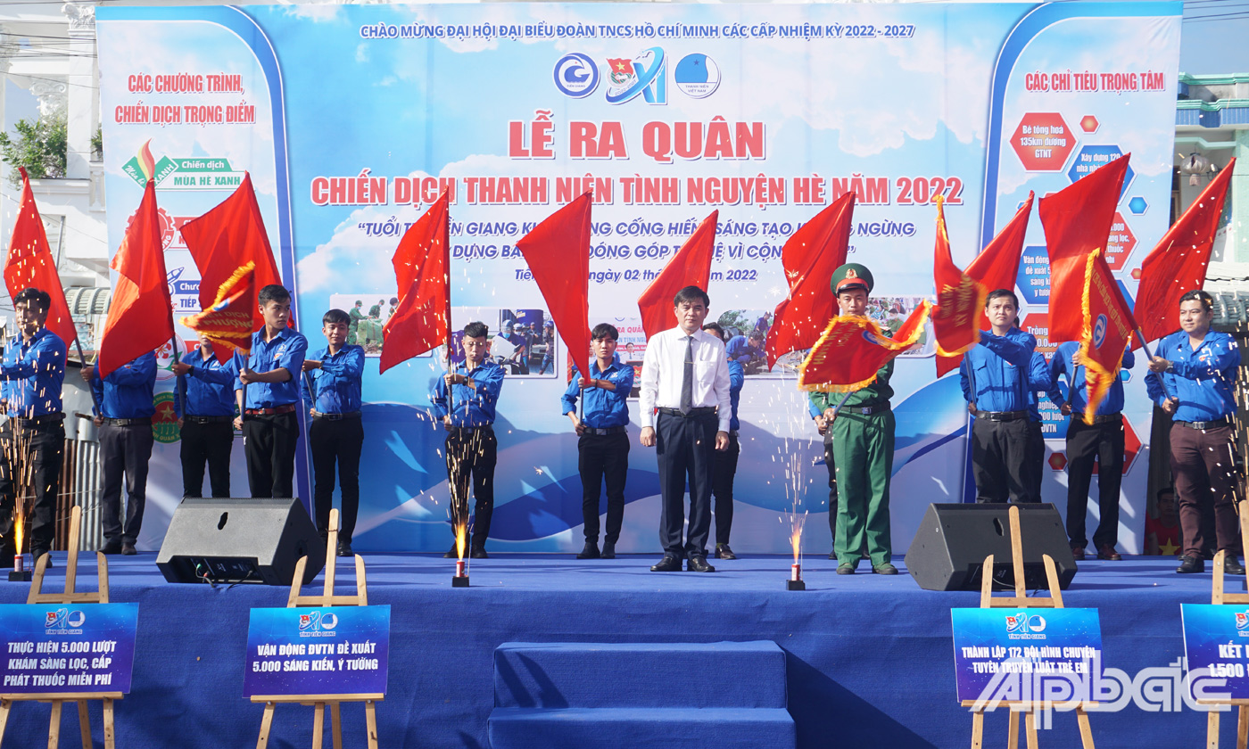 Đồng chí Nguyễn Văn Mười trao cờ phát động Lễ ra quân Chiến dịch Thanh niên tình nguyện hè năm 2022 