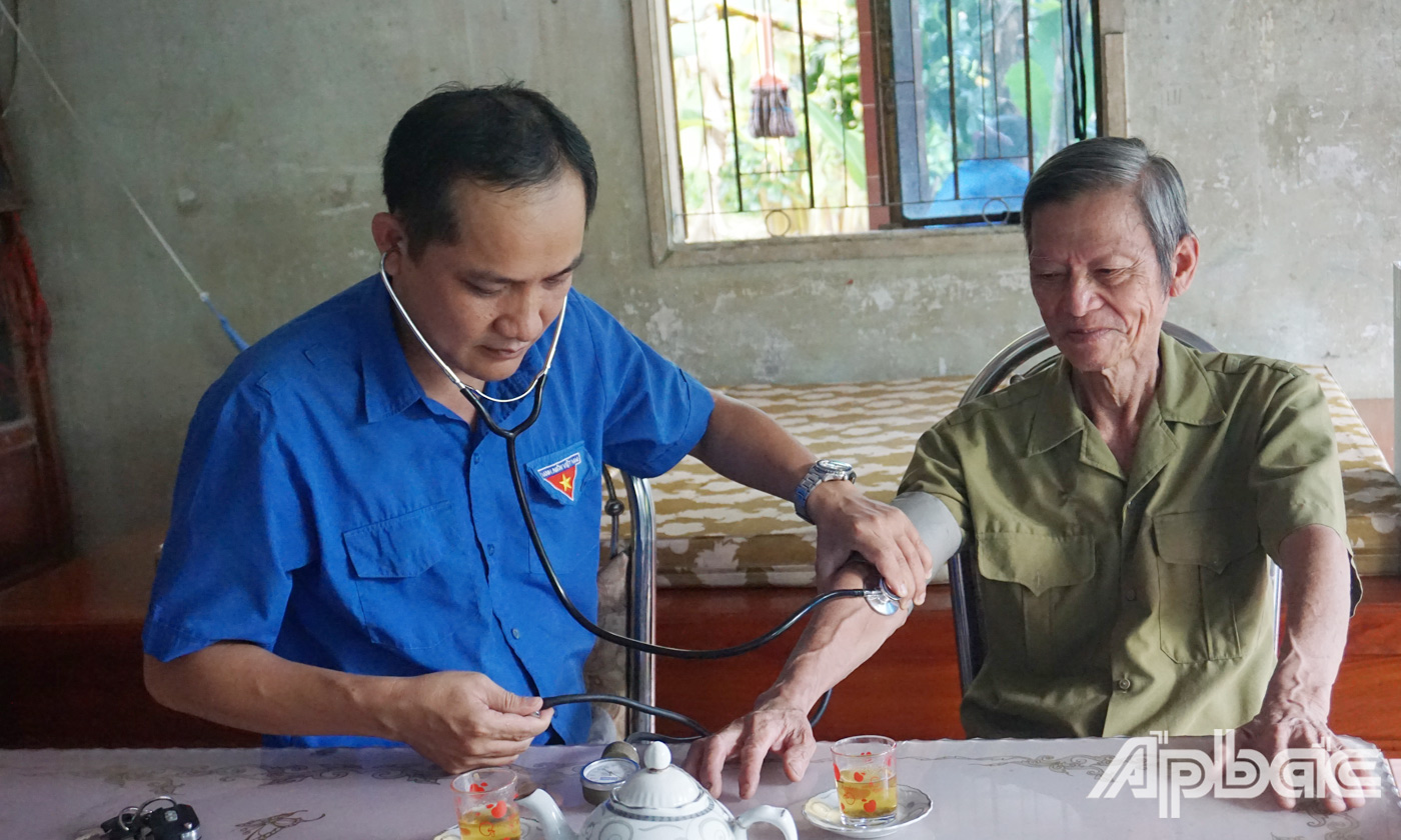Phát thuốc khám bệnh cho bệnh nhân nghèo và gia đình chính sách tại xã Đông Hòa