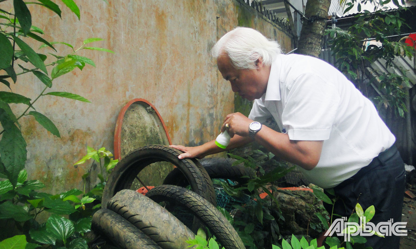 BSCK2. Nguyễn Ngọc Chơn, kiểm tra vật phế thải chứa lăng quăng tại hộ gia đình, khu phố 4.