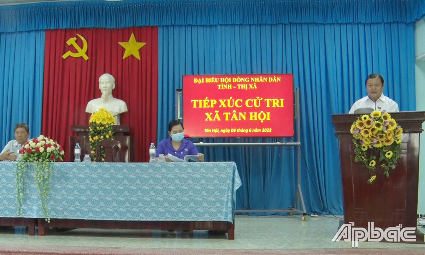 Ông Phan Phùng Phú, Bí thư thị ủy Cai Lậy Đại biểu HĐND tỉnh, tiếp xúc  cử tri xã Tân Hội, thị xã Cai Lậy.