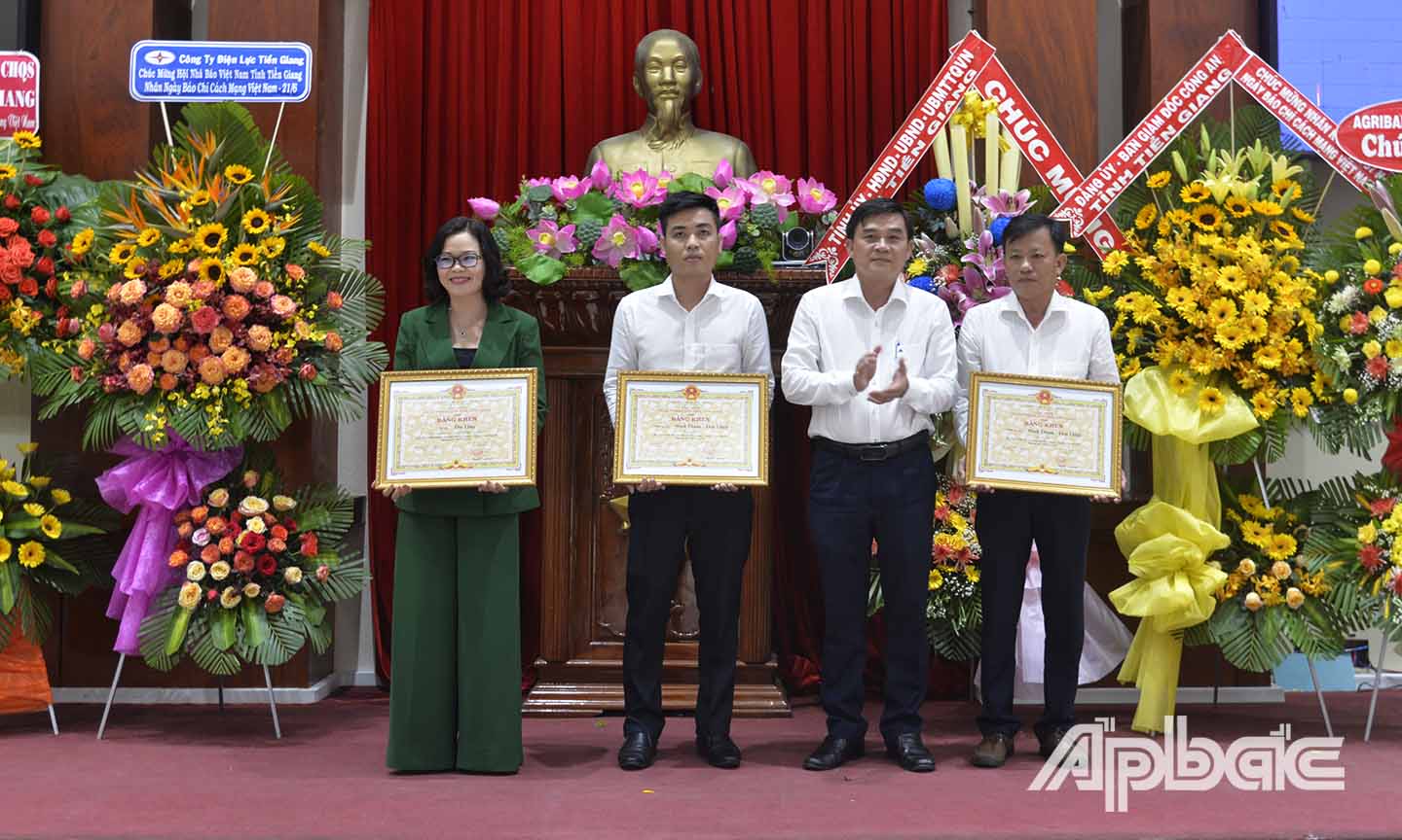 Đồng chí Nguyễn Văn Mười, Ủy viên Ban Thường vụ, Phó Chủ tịch UBND tỉnh trao bằng khen của UBND tỉnh cho các tác giả, nhóm tác giả đạt giải A.