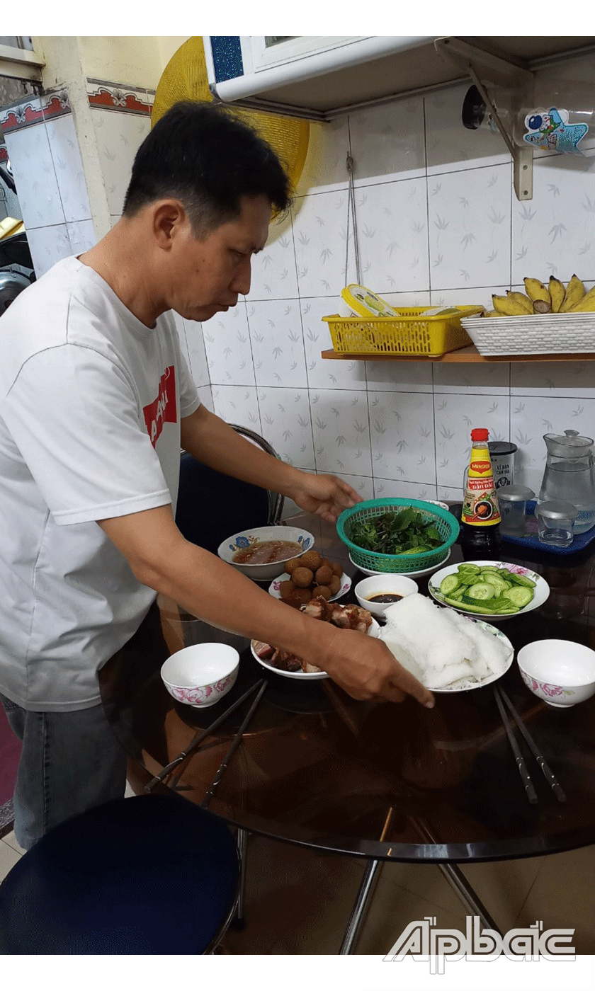 Anh Nguyễn Trung Thảo, phương 10, tp. Mỹ tho luôn phụ vợ chuẩn bị bửa cơm gia đình.