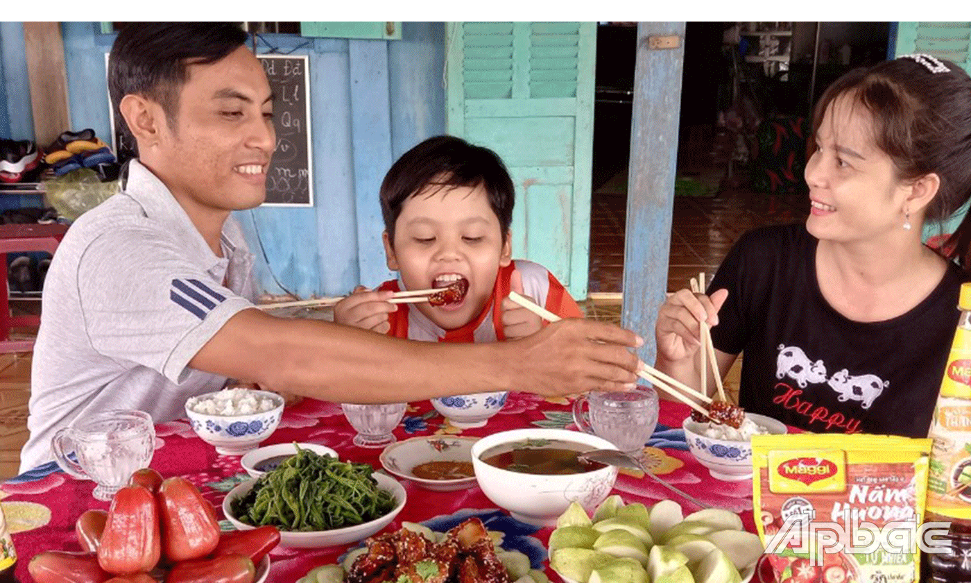 Gia đình Ngô Chế Linh và chị Võ Bích Châu, xã Đồng Sơn (Gò Công Tây) duy trì bữa cơm hằng ngày với đầy đủ các thành viên.