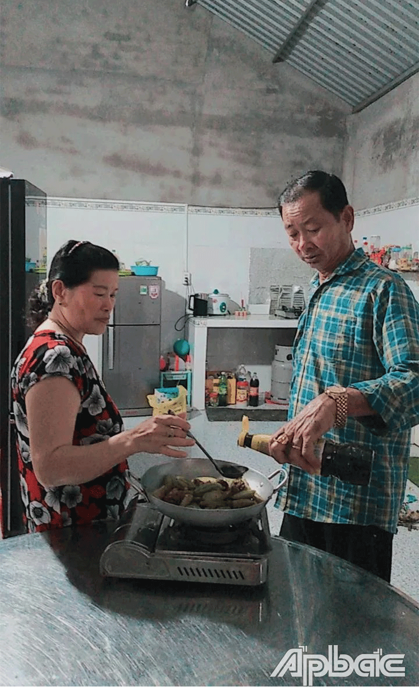 Anh Lê Văn An  xã Tân Hòa Tây (huyện Tân Phước)  luôn phụ vợi nấu bửa cơm gia đình.