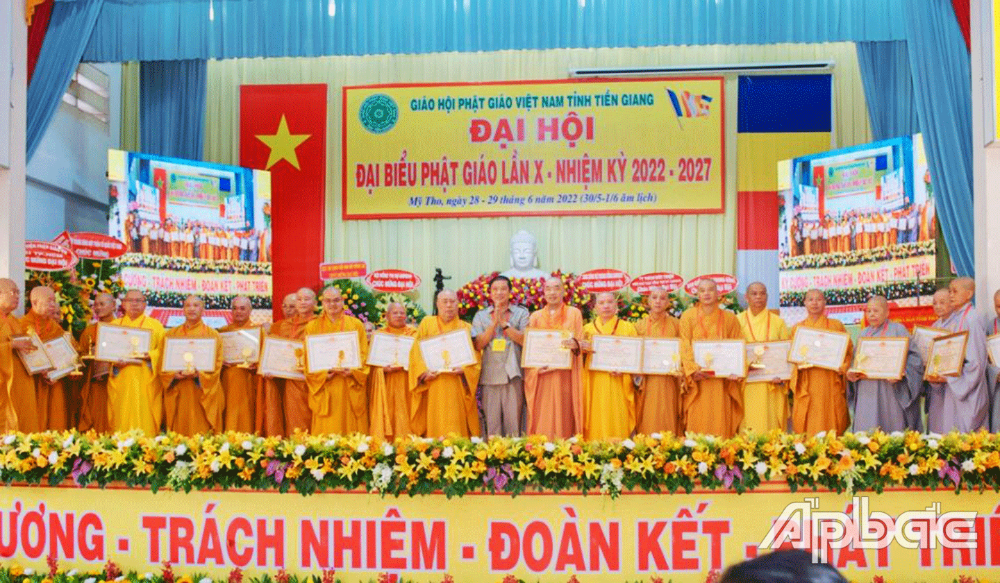 UBND tỉnh trao tặng Bằng Khen cho tập thể Ban Trị sự và 24 cá nhân có thánh tích xuất sắc đóng góp cho công tác phật sự và an sinh xã hội 5 năm qua 