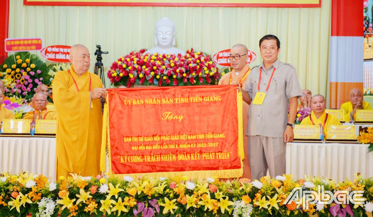 Đồng chí Võ Tấn Hiền, Giám đốc Sở Nội vụ trao bức trướng của UBND tỉnh đến đại diện Ban Trị sự Phật giáo tỉnh.