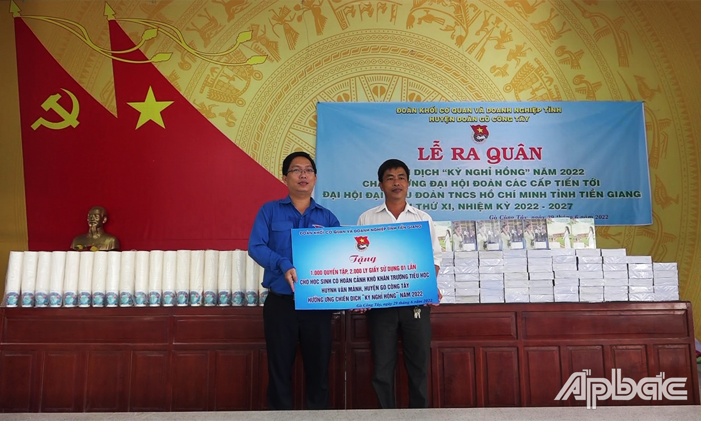 Nguyễn Xuân Phúc trao tặng quà cho trường 