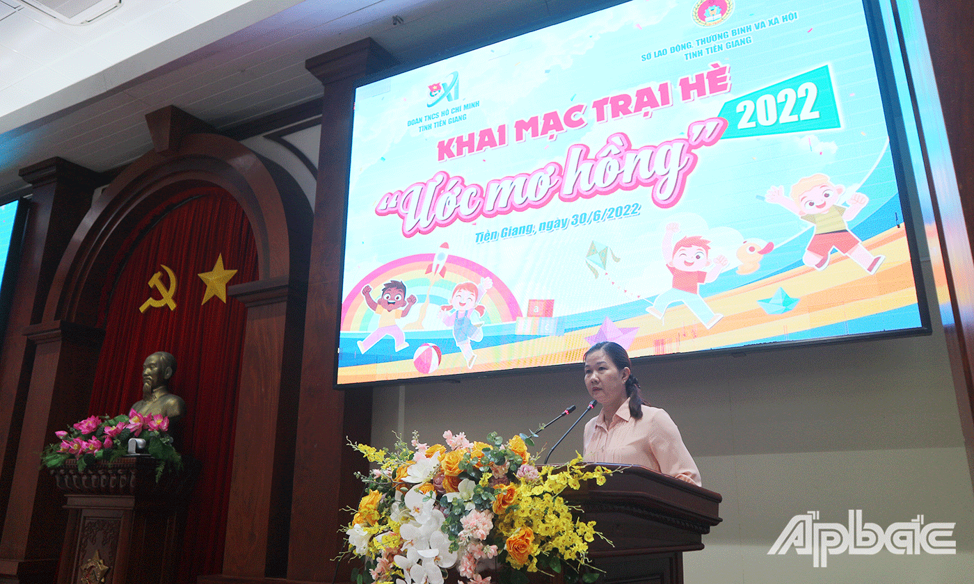 đồng chí Nguyễn Thị Mỹ Nương Phó Giám đốc Sở Lao động Thương binh và Xã hội tỉnh Tiền Giang phát biểu khai mạc Trại hè năm 2022