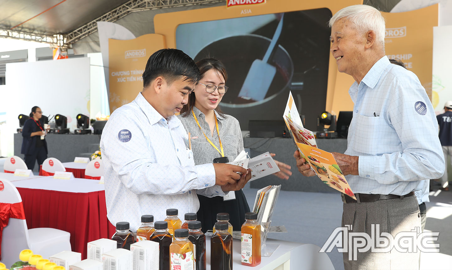 Đại biểu, khách mời, nhà nông và nhà cung cấp trái cây trải nghiệm các sản phẩm của ANDROS Asia