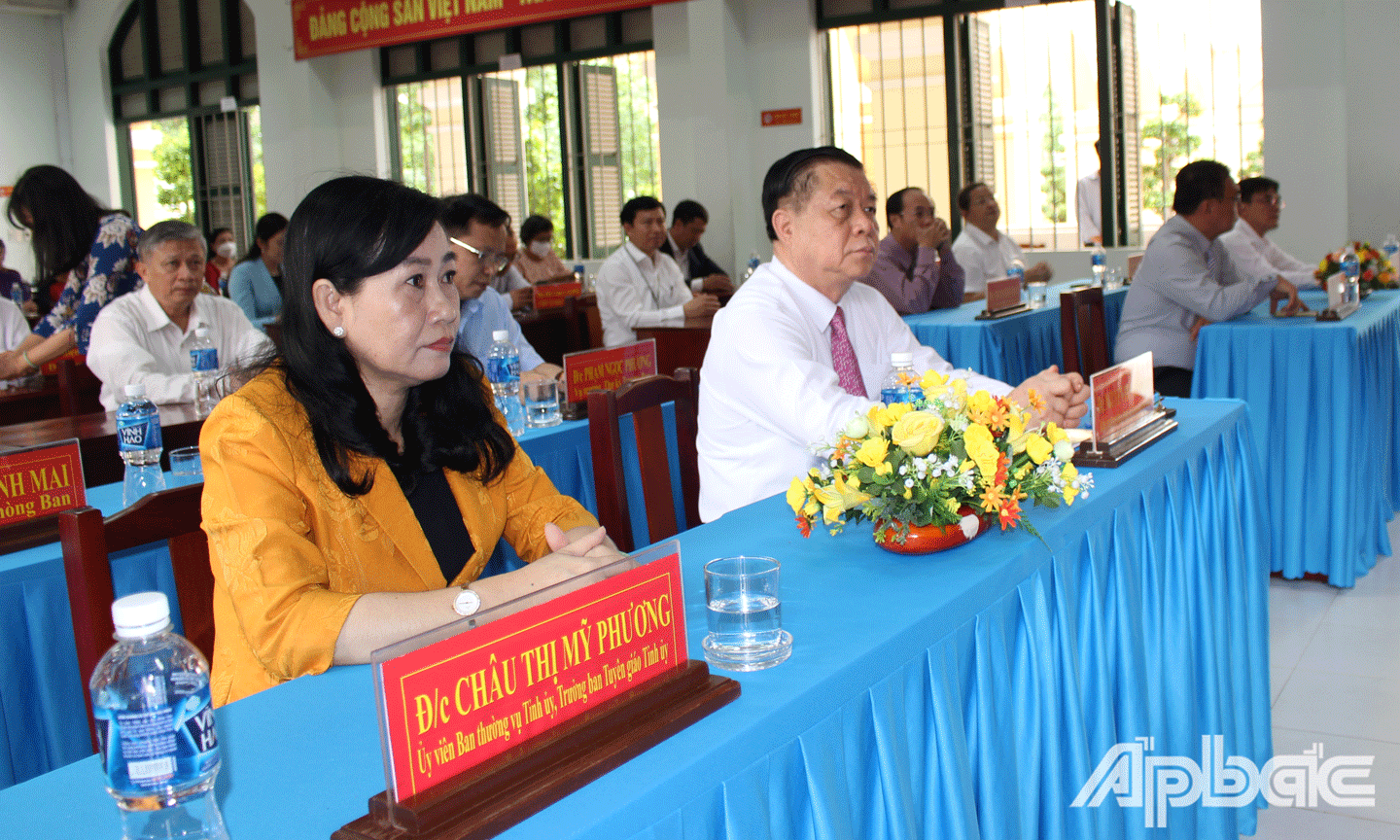 Trưởng ban Tuyên giáo Trung ương Nguyễn Trọng Nghĩa cùng lãnh đạo tỉnh Tiền Giang dự Lễ khánh thành Nhà truyền thống Trường THPT Nguyễn Đình Chiểu. 