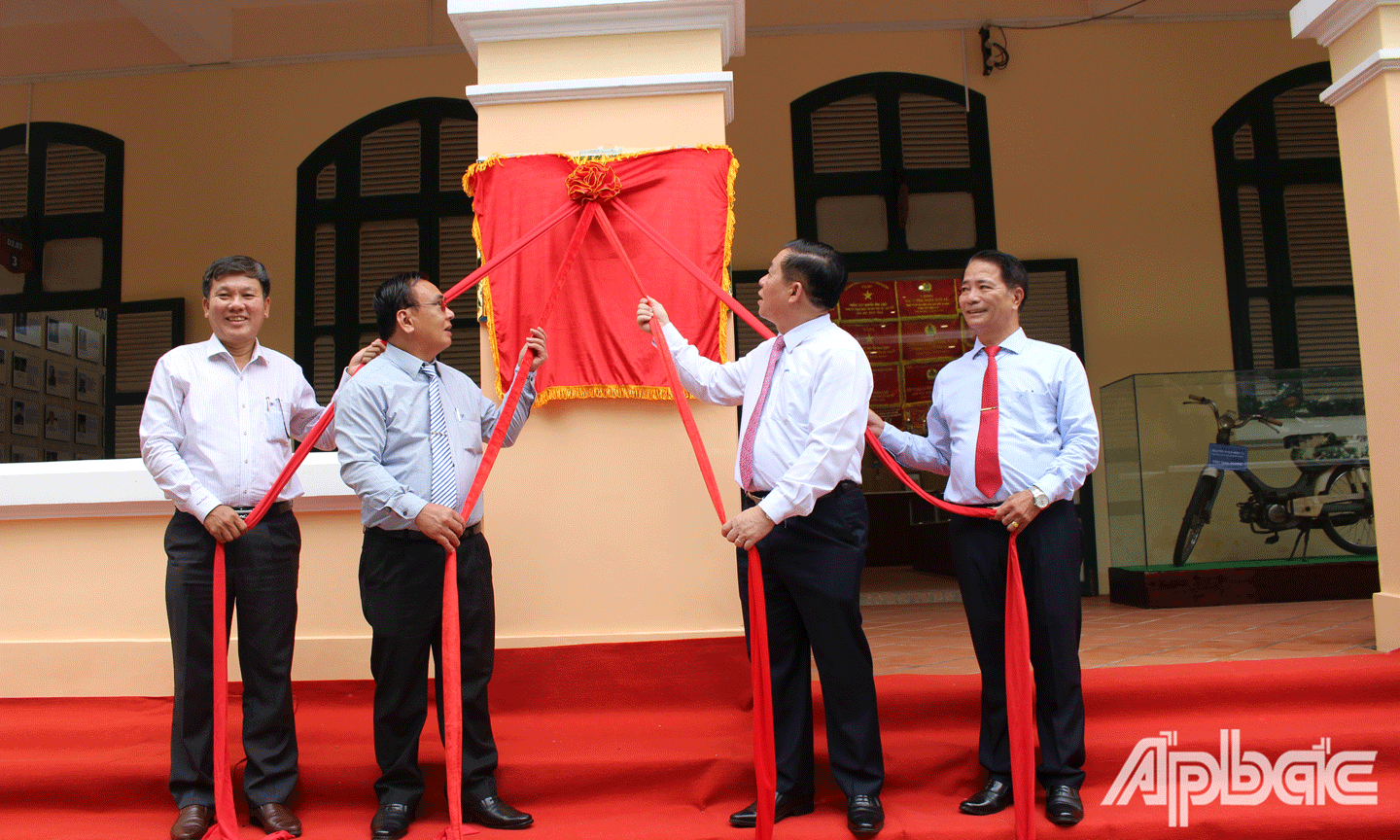 Trưởng ban Tuyên giáo Trung ương Nguyễn Trọng Nghĩa cùng lãnh đạo tỉnh Tiền Giang, nhà tài trợ khánh thành Nhà truyền thống Trường THPT Nguyễn Đình Chiểu. 