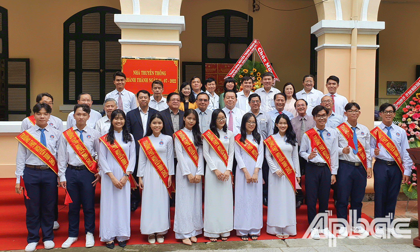 Trưởng ban Tuyên giáo Trung ương Nguyễn Trọng Nghĩa chụp ảnh lưu niệm cùng các đồng chí lãnh đạo tỉnh, cán bộ, giáo viên, học sinh Trường THPT Nguyễn Đình Chiểu. 