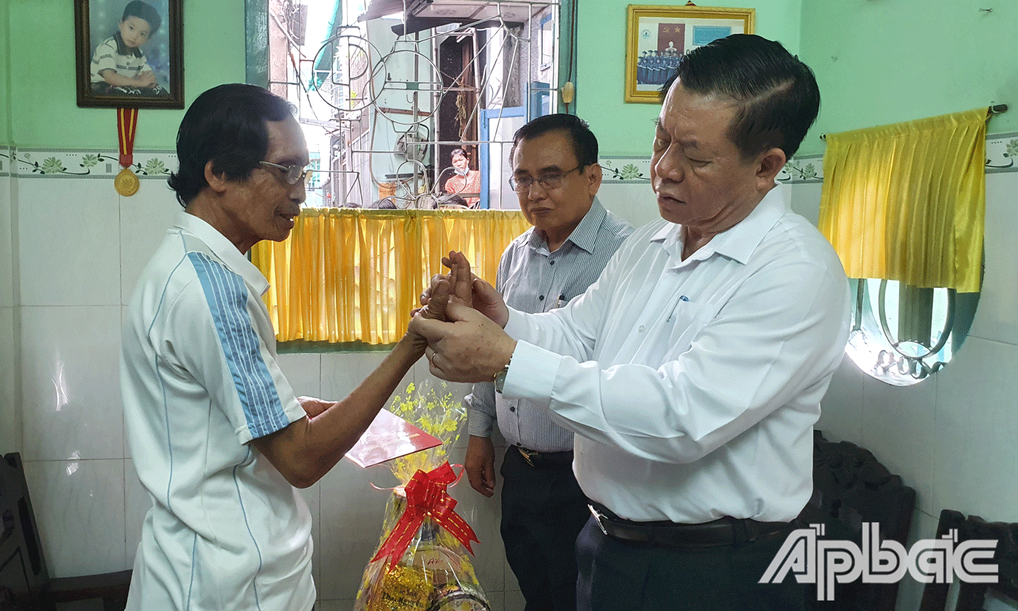 Trưởng ban Tuyên giáo Trung ương Nguyễn Trọng Nghĩa thăm hỏi, động viên gia đình ông Trần Ngọc Cẩn (Thương binh 1/4, gia đình khó khăn phường 3)