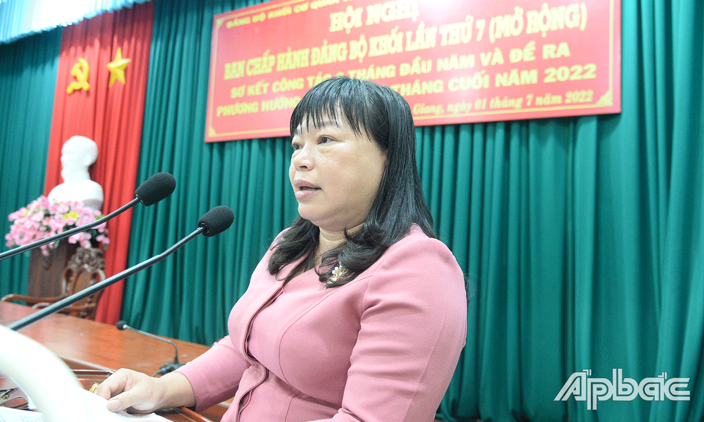 đồng chí Thái Ngọc Bảo Trâm, Bí thư Đảng ủy khối Cơ quan và Doanh nghiệp tỉnh phát biểu tại hội nghị.