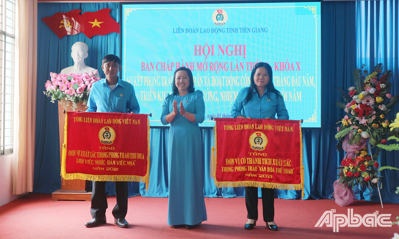 đồng chí Thái Thu Xương Phó Chủ tịch Tổng LĐLĐ Việt Nam trao Cờ thi đua của Tổng Liên đoàn 