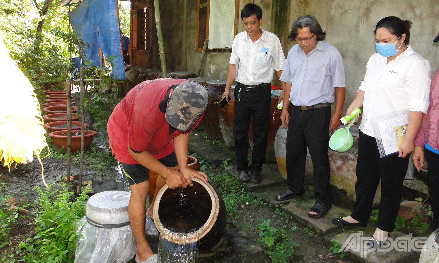 Kiểm tra lăng quăng tại hộ gia đình.