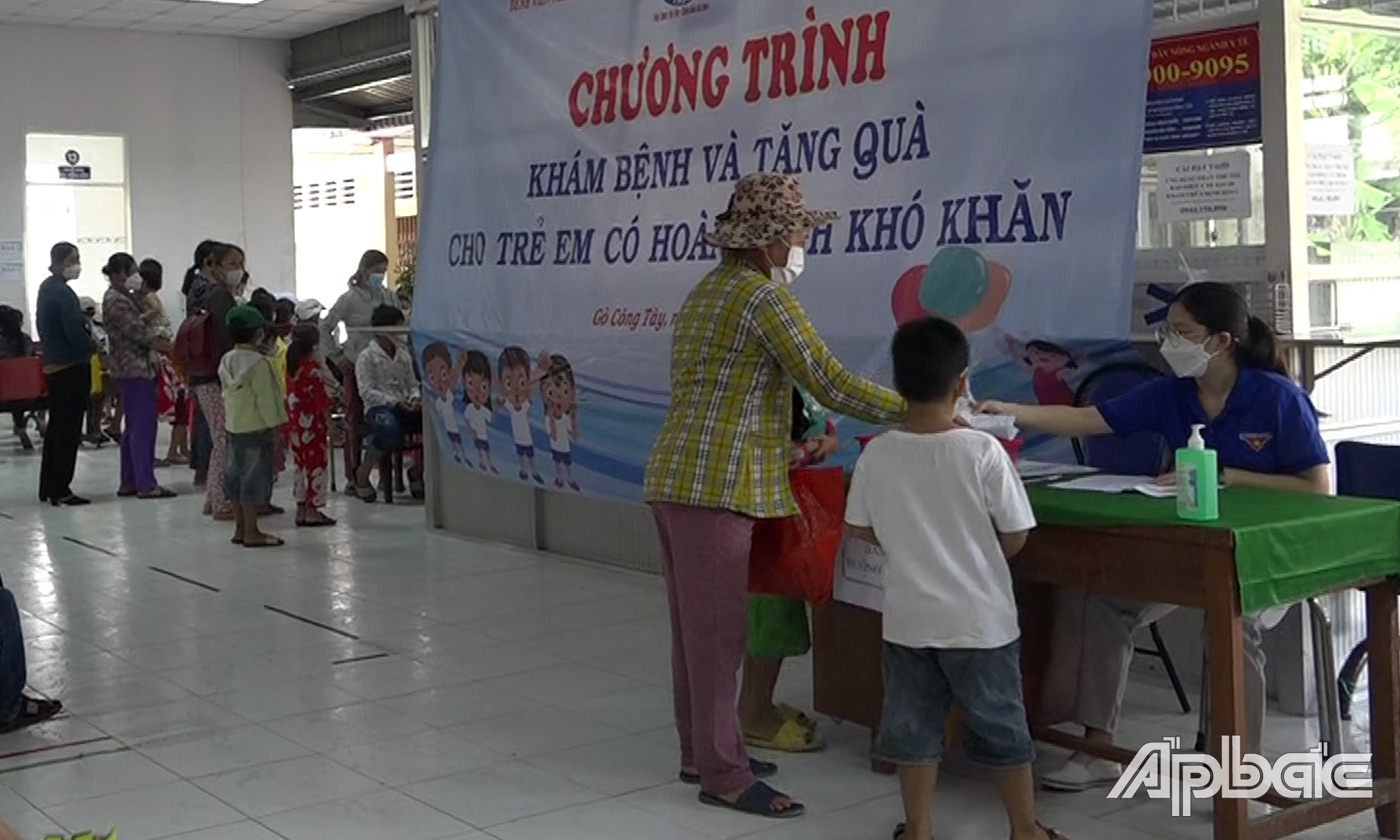 ĐVTN Trung tâm y tế huyện tích cực tham gia chương trình khám bệnh miễn phí cho người nghèo khó