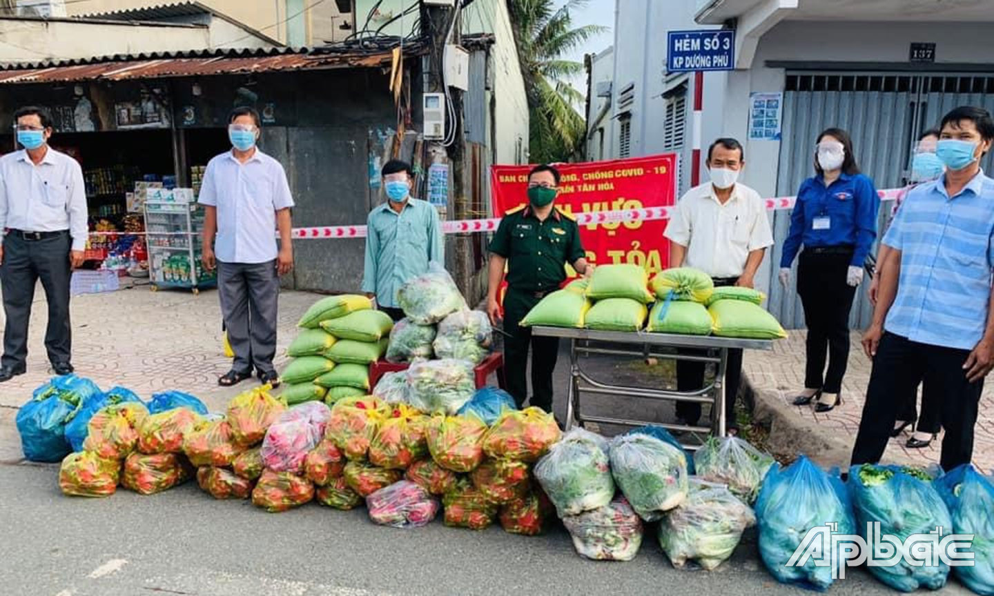 MTTQ và các đoàn thể huyện Gò Công Đông tặng quà cho các hộ dân trong thời điểm dịch Covid-19 bùng phát năm 2021.