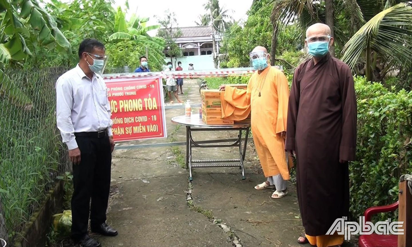 MTTQ cùng Ban trị sự Giáo hội Phật giáo huyện Gò Công Đông tặng quà cho các hộ dân trong thời điểm dịch Covid-19 bùng phát năm 2021.