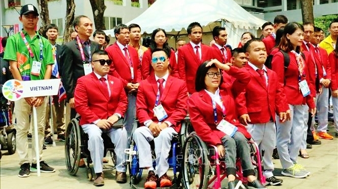 Vietnamese athletes attend the flag hoisting ceremony of the 9th ASEAN Para Games in Malaysia in 2017. (File photo: VNA).