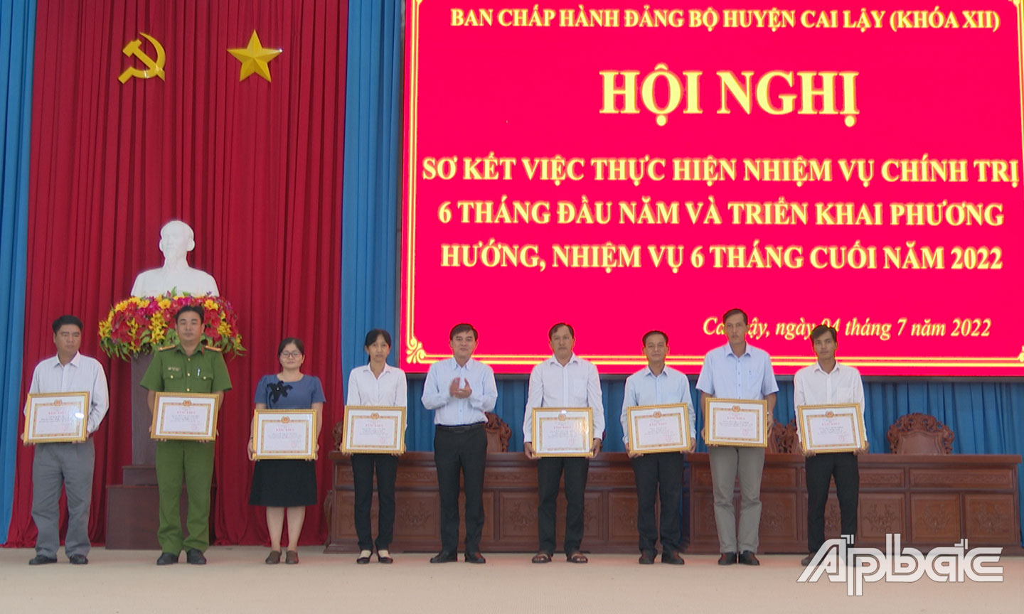  Ông Nguyễn Văn Mười, Trưởng Ban Nội chính Tỉnh ủy Tiền Giang tặng Bằng khen của Tỉnh ủy cho các tập thể và cá nhân.