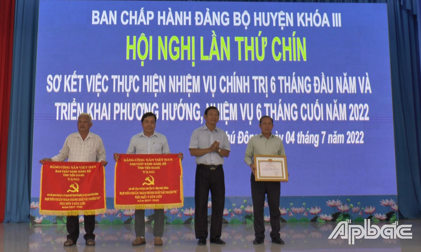  Đồng chí Bùi Thái Sơn, Bí thư Huyện ủy - Chủ tịch UBND huyện trao Cờ và Bằng khen của Tỉnh ủy cho các tổ chức Đảng và đảng viên.