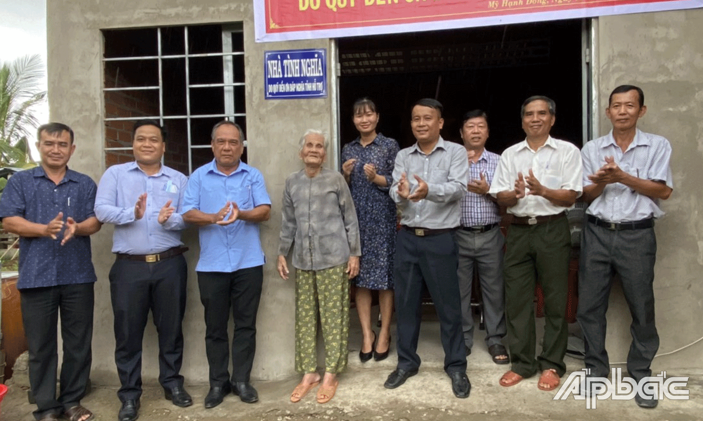 Bàn giao nhà cho gia đình Nguyễn Thị Cang (vợ liệt sĩ), xã Mỹ Hạnh Đông (TX. Cai Lậy).