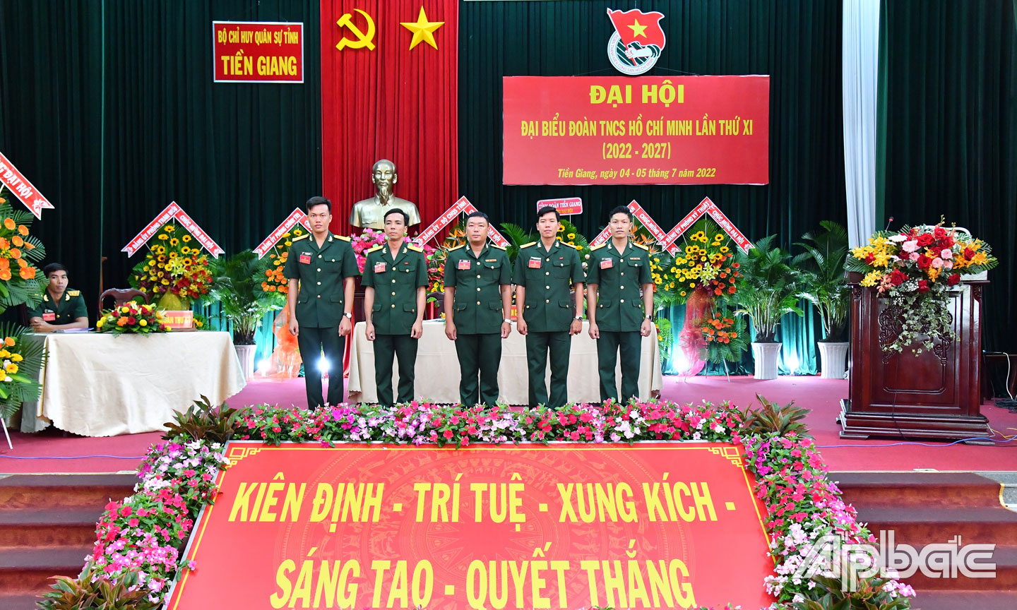 Đoàn đại biểu dự Đại hội đại biểu Đoàn TNCS Hồ Chí Minh tỉnh Tiền Giang lần thứ XI ra mắt Đại hội.