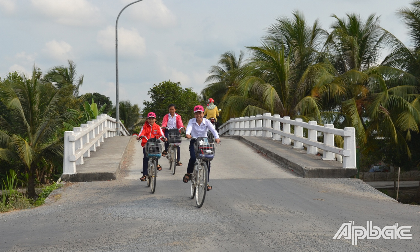 Nhiều tuyến đường giao thông nông thôn ở các xã nông thôn mới được đầu tư khang trang