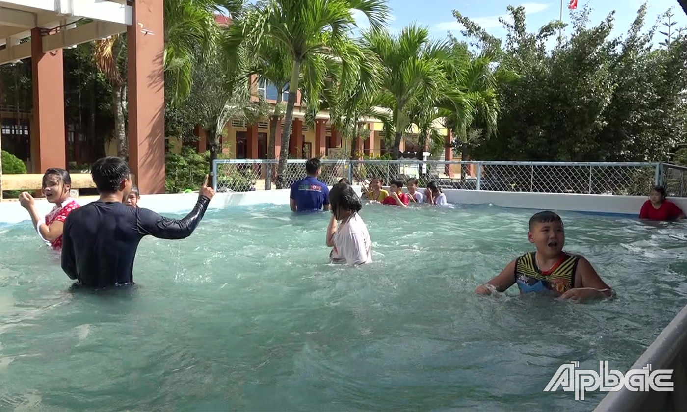 Huyện Gò Công Tây: Hiệu quả từ các lớp dạy bơi mùa hè cho học sinh