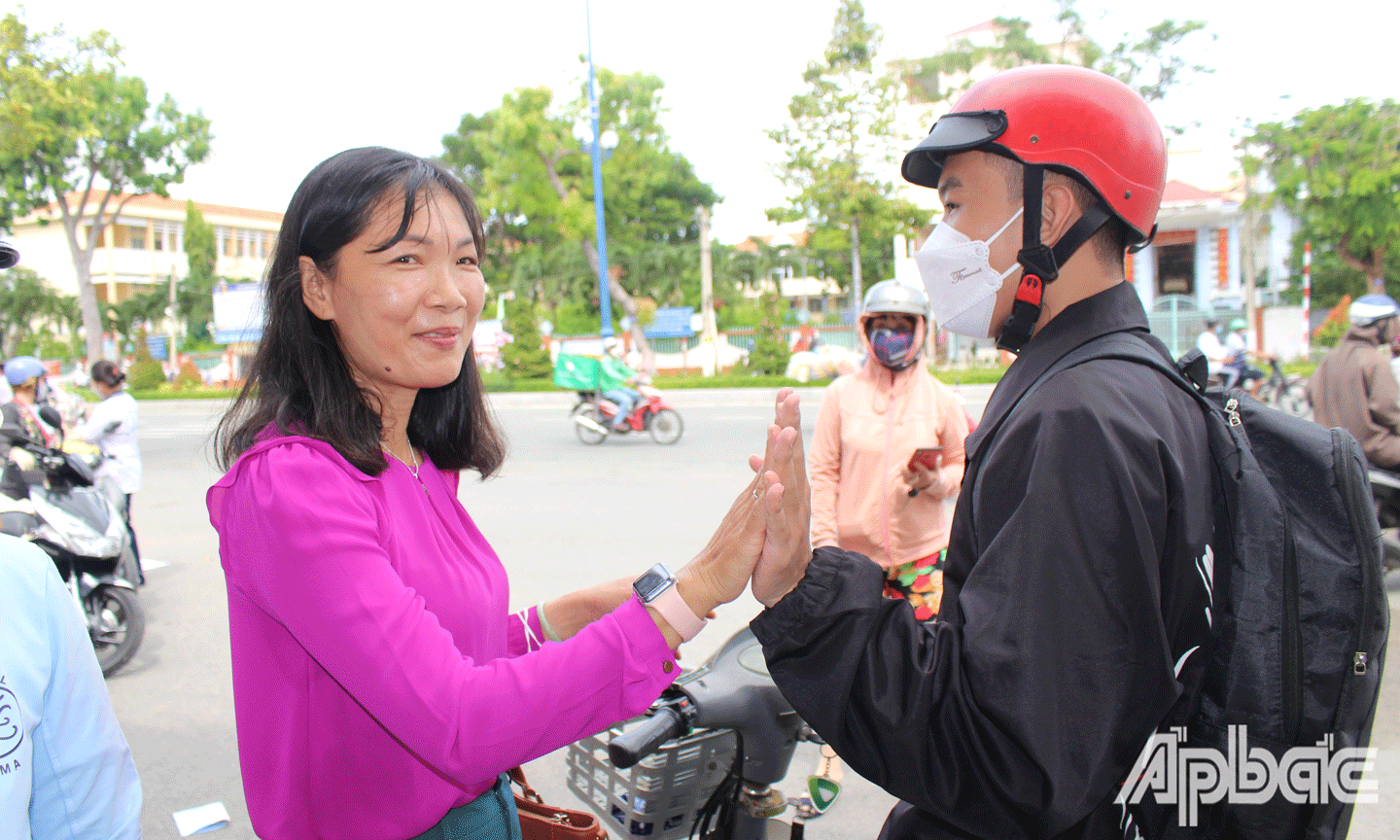 Động viên thi tốt bài thi Toán chiều nay ((Ảnh chụp sau giờ thi Ngữ văn, điểm thi Trường THPT Nguyễn Đình Chiểu, TP. Mỹ Tho)