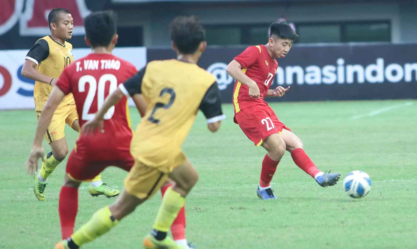 Dù thi đấu ngày càng tốt  nhưng U19 Việt Nam vẫn bị đem ra so sánh với các thế hệ đàn anh.  Ảnh: Vietnamnet.vn