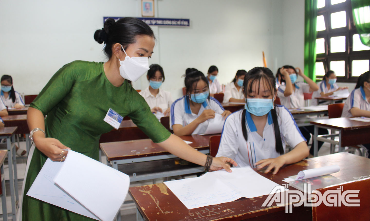 TS dự thi tại điểm thi Trường THPT Nguyễn Đình Chiểu.