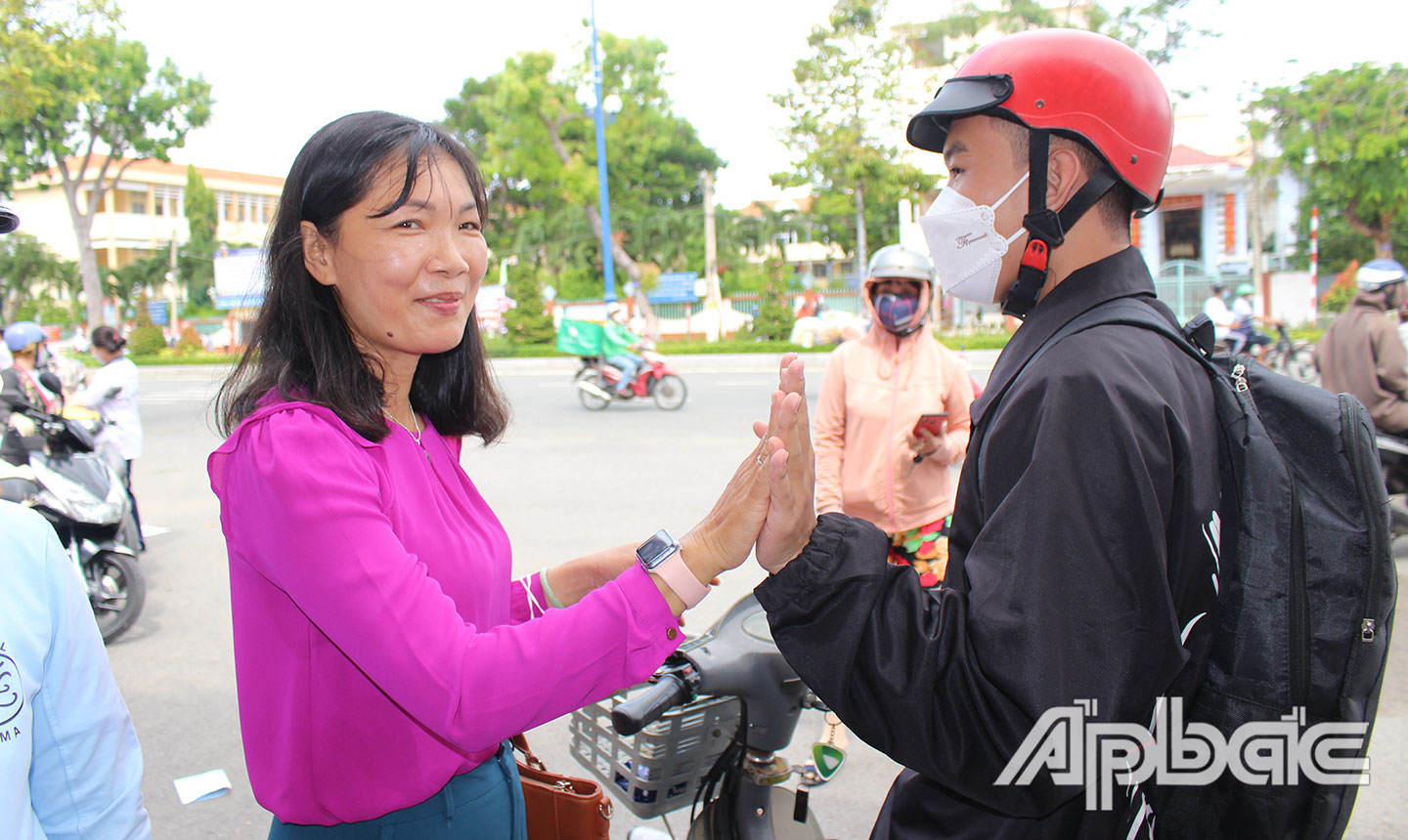 Thí sinh phấn khởi trao đổi sau giờ thi (Ảnh chụp tại Trường THPT Nguyễn Đình Chiểu, TP. Mỹ Tho). Ảnh PHI CÔNG