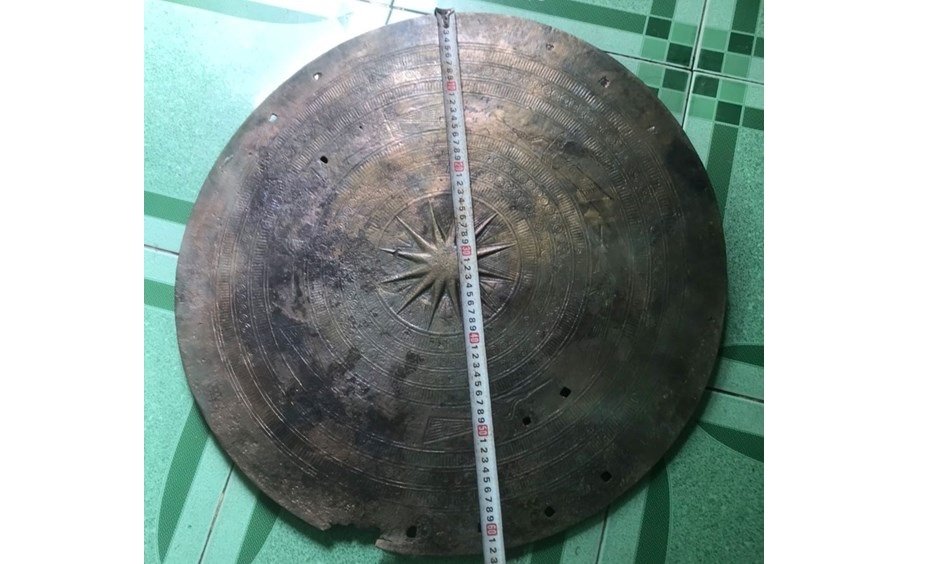 The drumhead is 7.6kg in weight and 63cm in diameter. (Photo: thanhnien.vn).