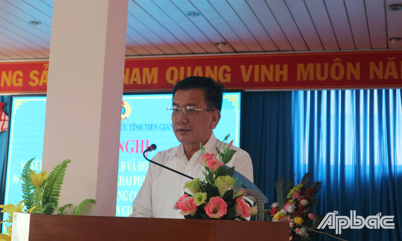 Đồng chí Nguyễn Văn Thạch Phó Bí thư Đảng ủy Khối Cơ quan và Doanh nghiệp tỉnh Tiền Giang phát biểu tại hội nghị