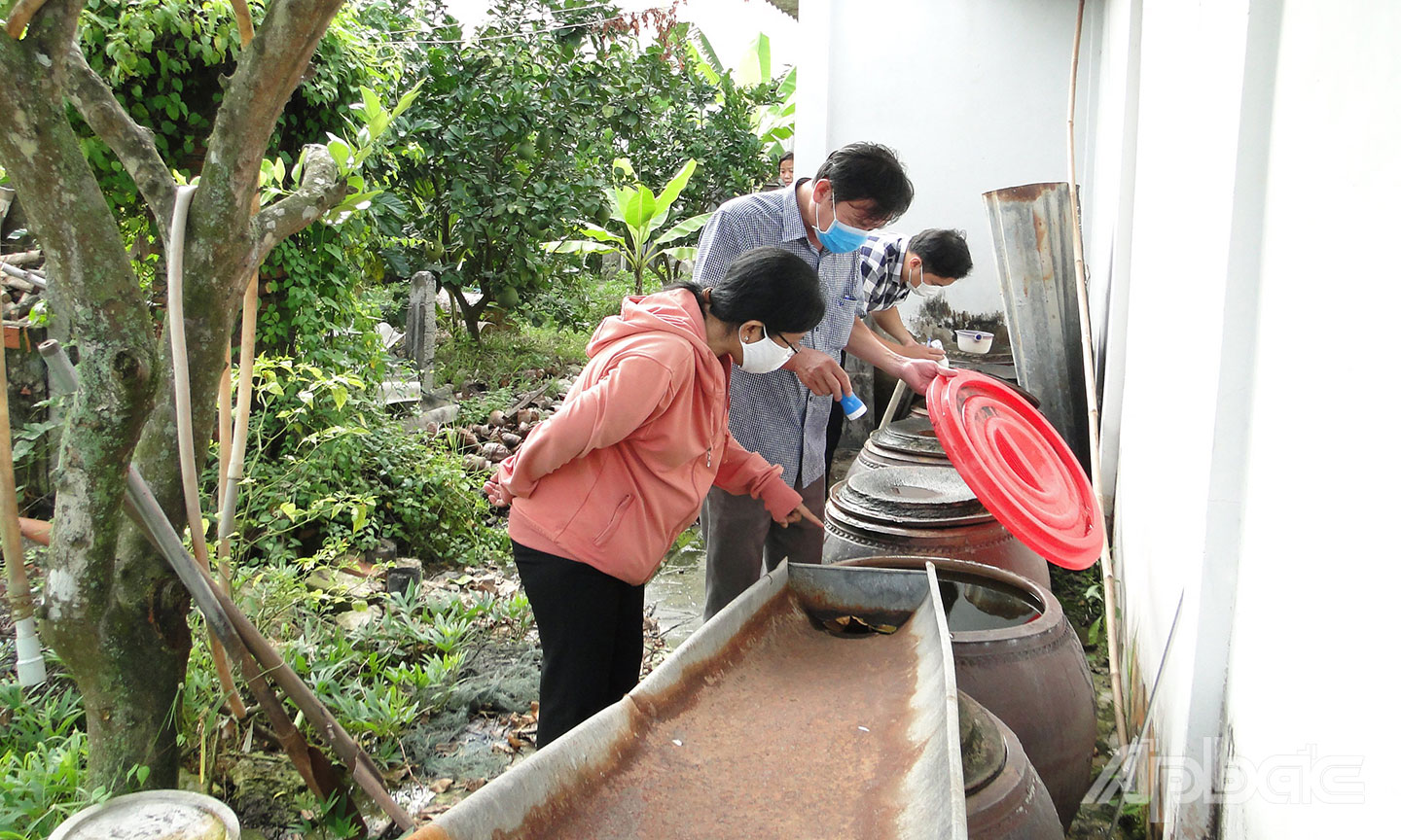 BSCK2 Võ Thanh Nhơn, Phó Giám đốc CDC, cùng đoàn kiểm tra lăng quăng tại hộ gia đình.