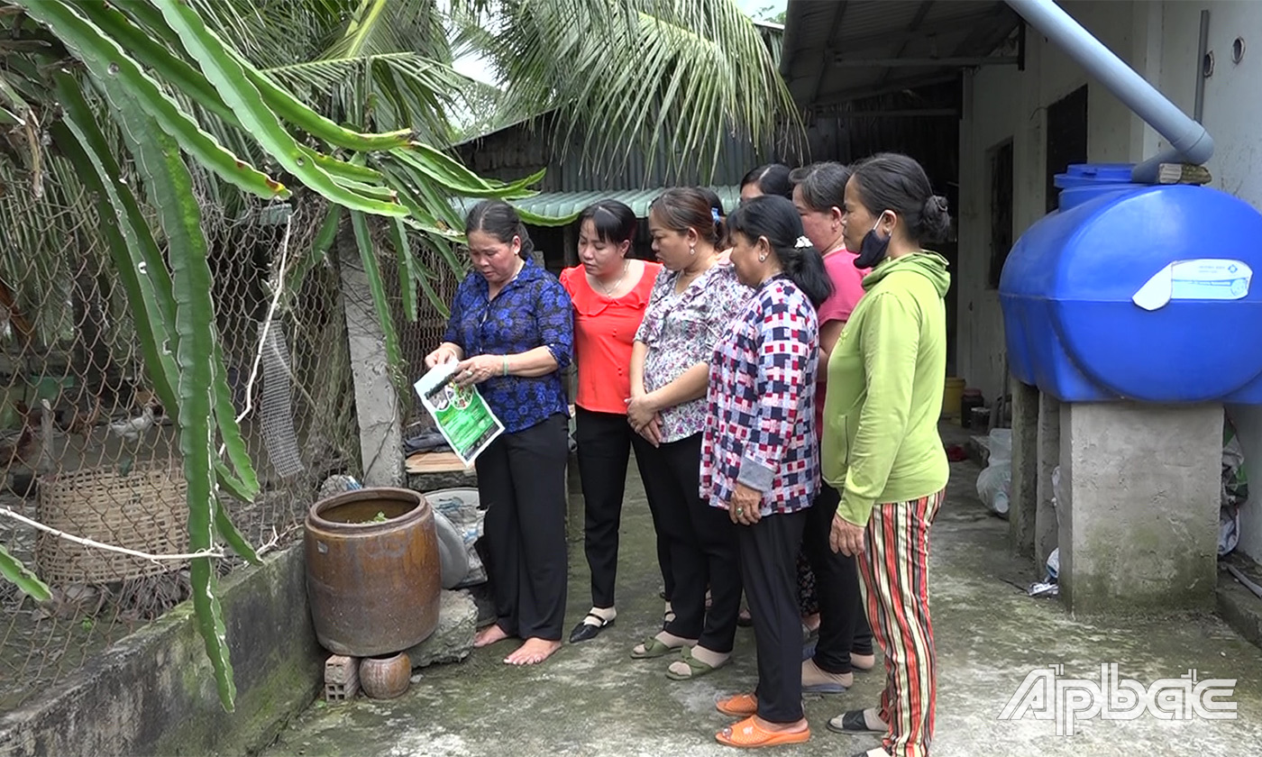 Hội viên phụ nữ tham quan cách ủ rác hữu cơ tại nhà chị Thủy