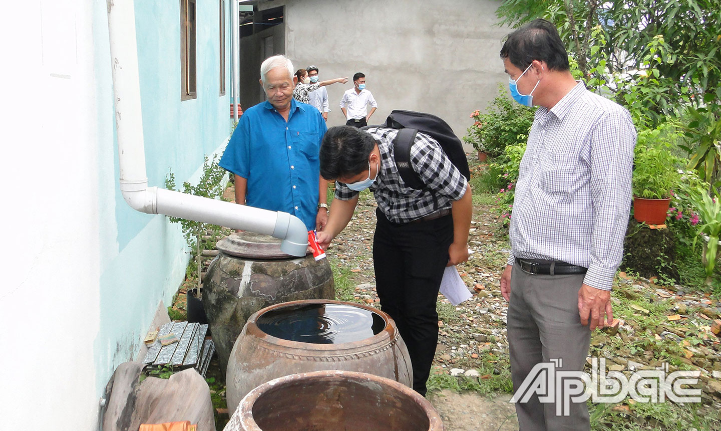 Bác sĩ Võ Thanh Nhơn và cán bộ côn trùng CDC vừa kiểm tra lăng quăng hộ gia đình tại huyện Chợ Gạo. Địa phương vừa phát hiện ổ dịch và đã xử lý xong.