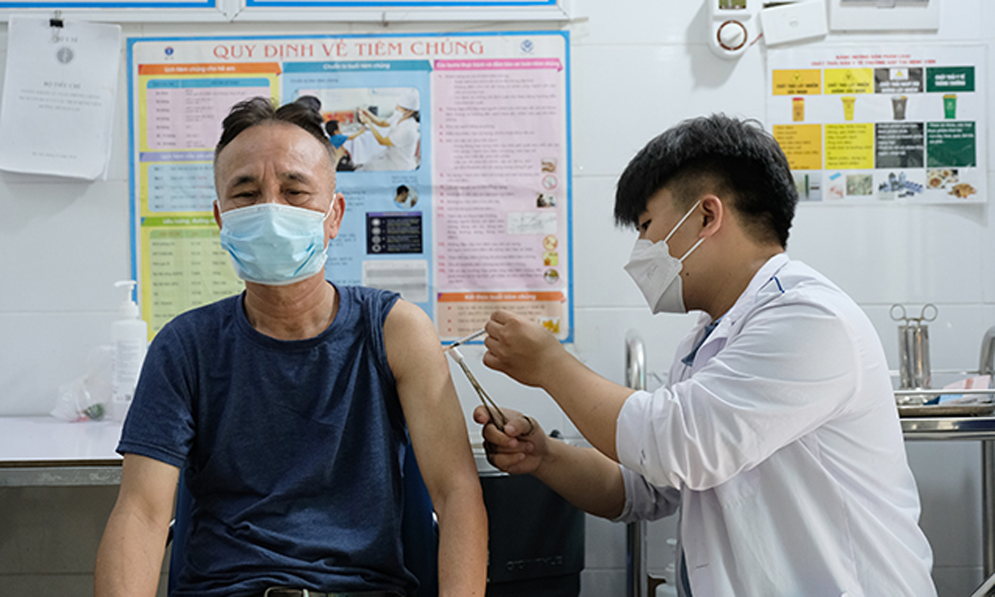 Kháng thể bảo vệ của vaccine suy giảm theo thời gian, do đó cần thiết tiêm vaccine COVID-19 mũi 3 và 4. Ảnh: Trần Minh