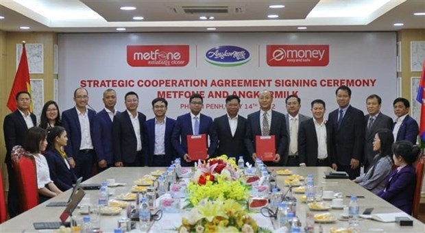  Metfone and Angkok Dairy Products Co.Ltd (Angkormilk), two Vietnamese-invested firms, on July 14 inked an agreement to develop telecommunications services and e-payments in Cambodia. (Photo: VNA).