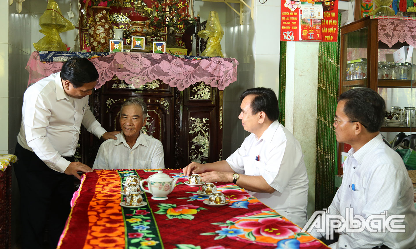 Đoàn đến thăm và tặng quà ông Phạm Văn Duyên thương binh 61% ngụ ấp Mỹ Lợi A, xã Long Tiên.