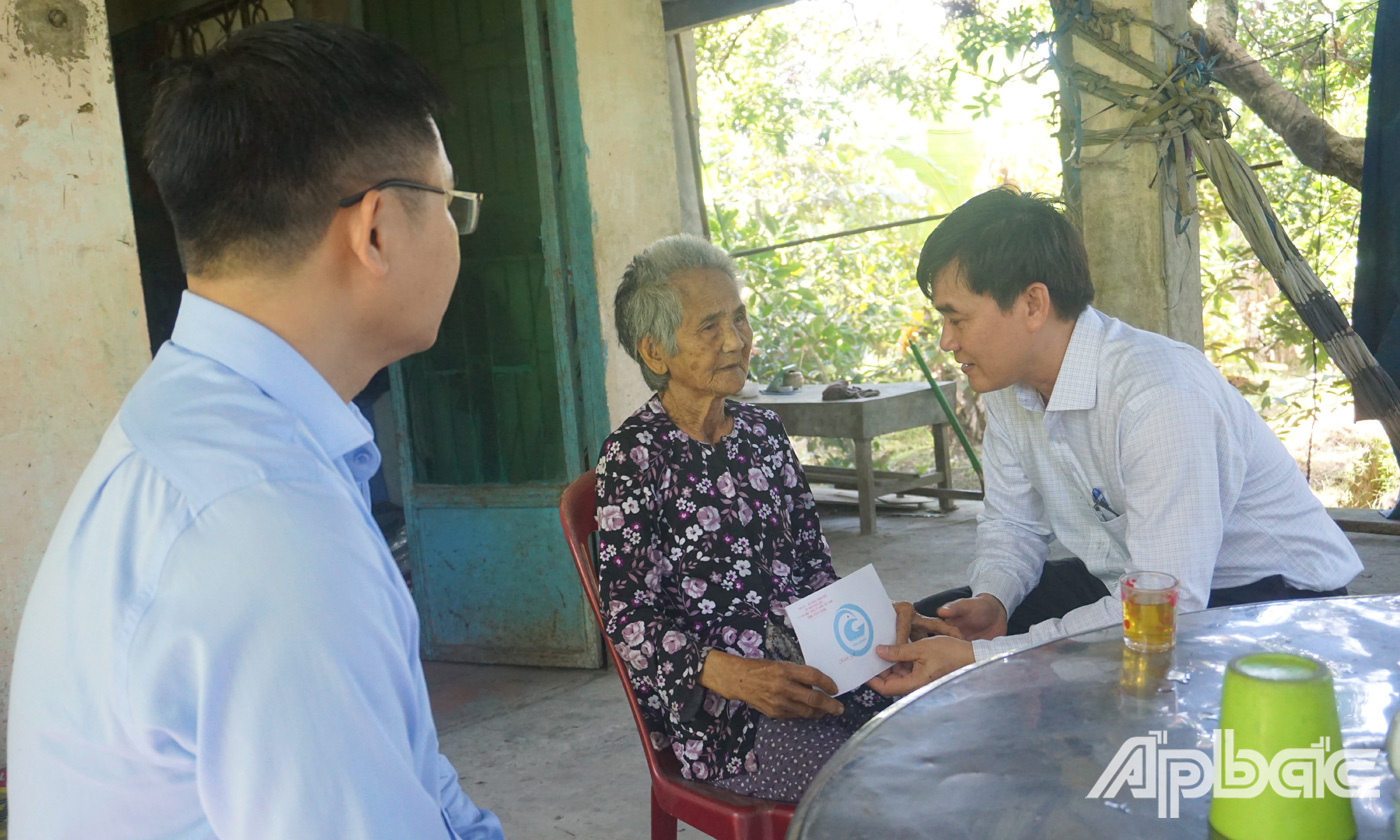Đoàn đến thăm và tặng quà cho Bà Nguyễn Thị Hường, vợ liệt sĩ, ấp 15, xã Long Trung